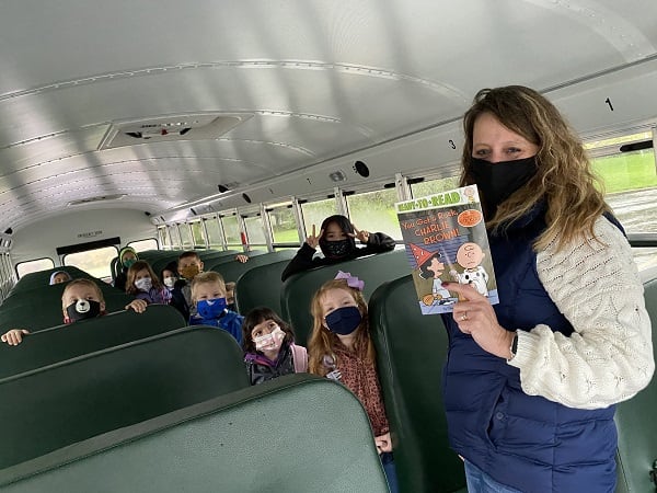 Ohio School Bus Driver Reads to Students During Extra Route Time