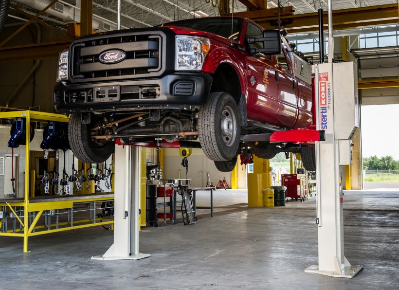Why More Fleets Are Turning to Cooperative Contracts to Buy Vehicle Lifts