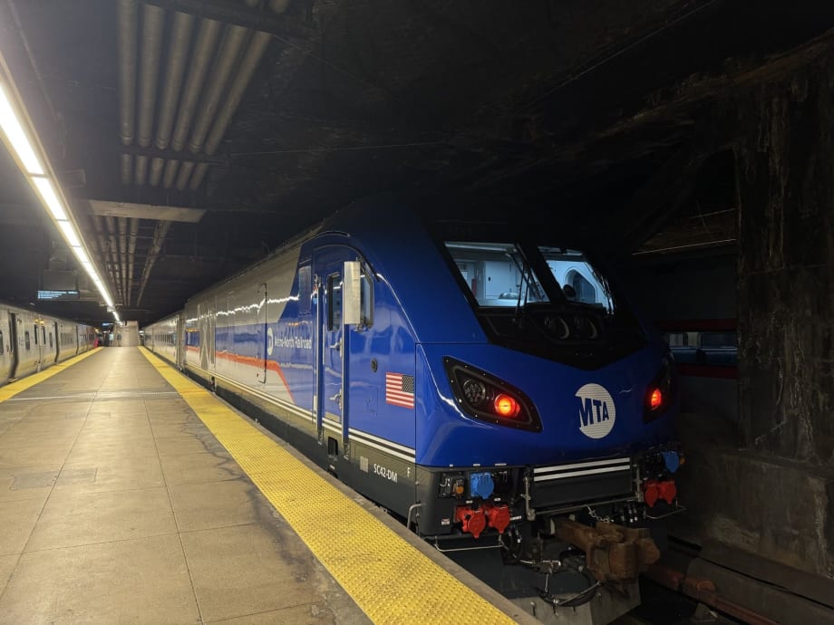 Metro-North Taps STV to Procure First Battery-Electric Locomotive