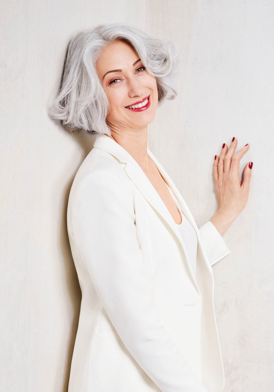 The Silver Glory Trend: 4 White Looks That Emphasize Silver Accents & Gray Tones
