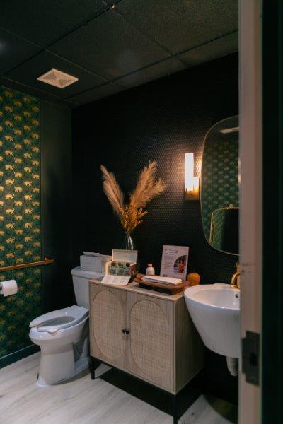 Small Spaces: A Tour of Salon Bathrooms