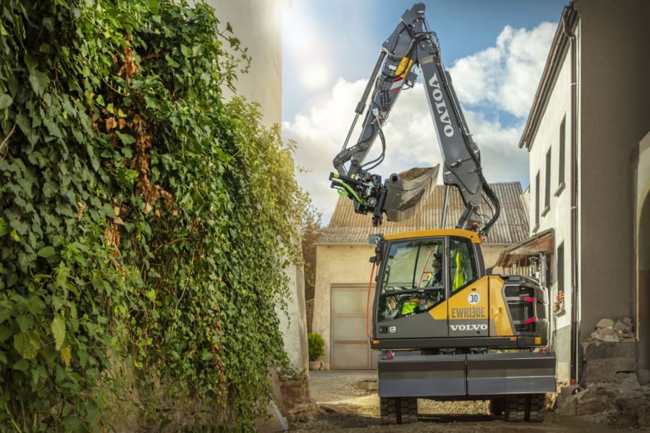 Volvo CE Expands Wheeled Excavator Lineup with EWR130E
