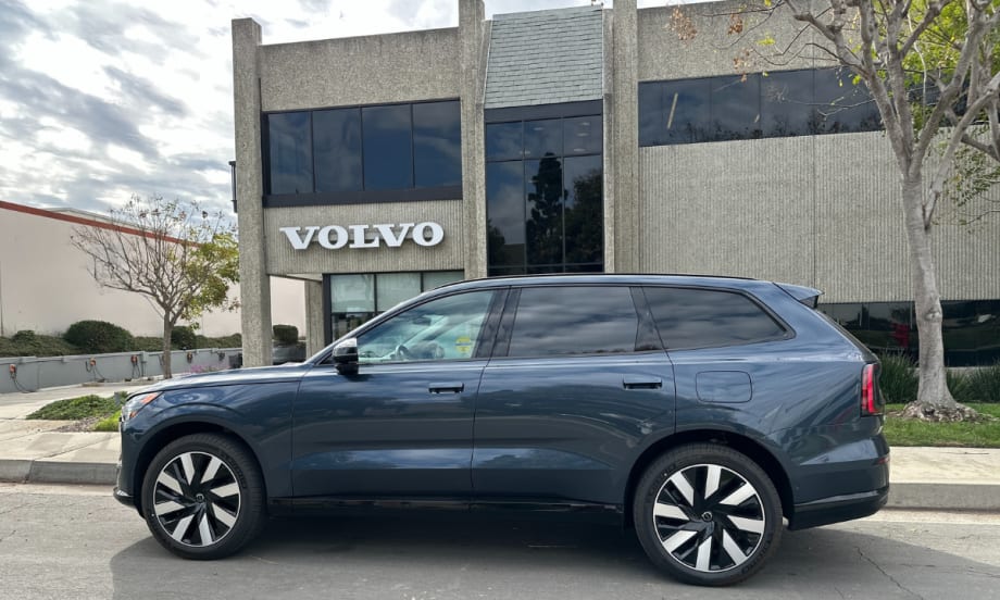 Side view of 2025 Volvo EX90