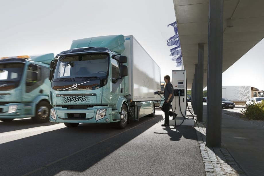 Volvo Begins Selling Electric Trucks in Europe