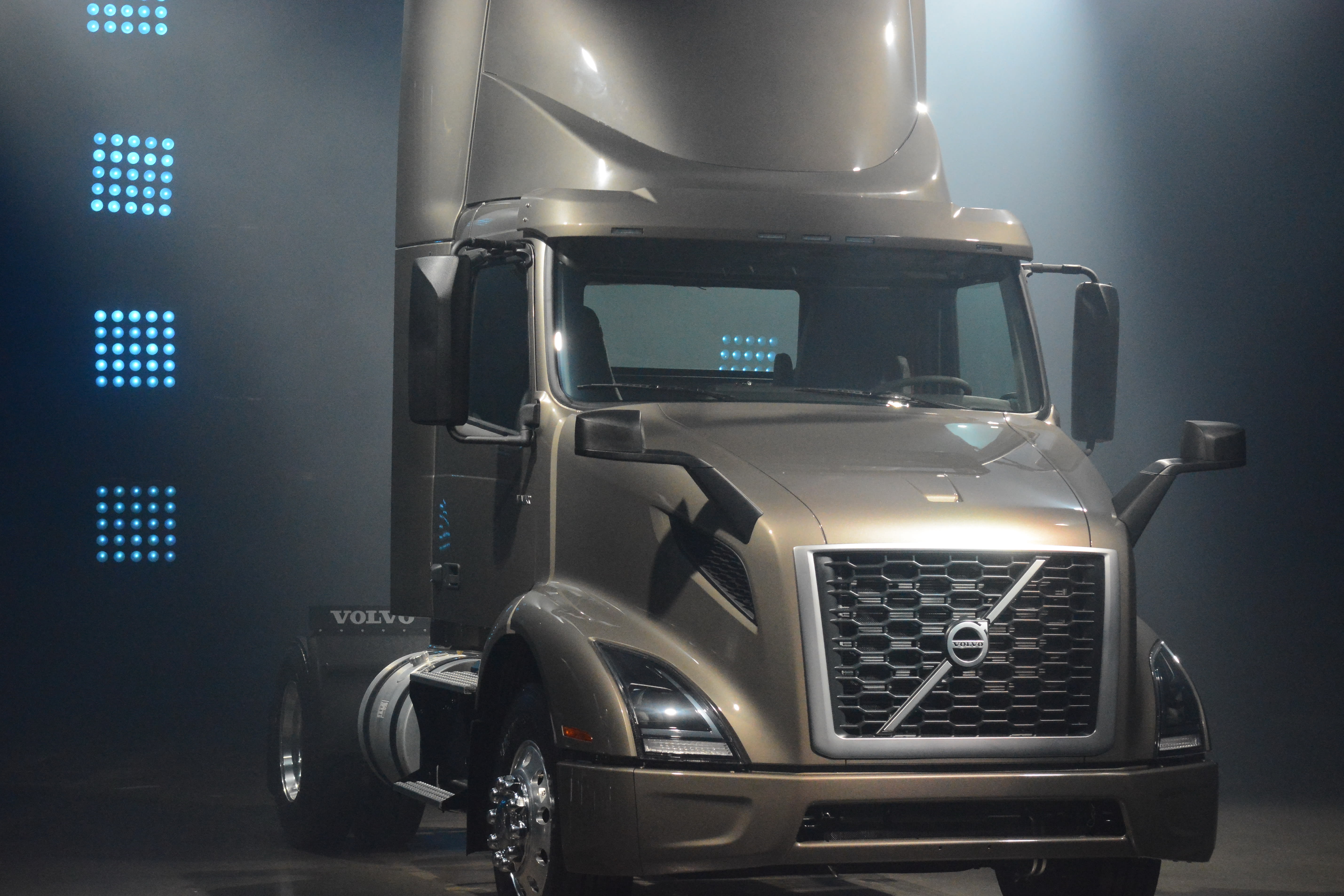 Volvo Unveils VNR Regional Tractor | Heavy Duty Trucking