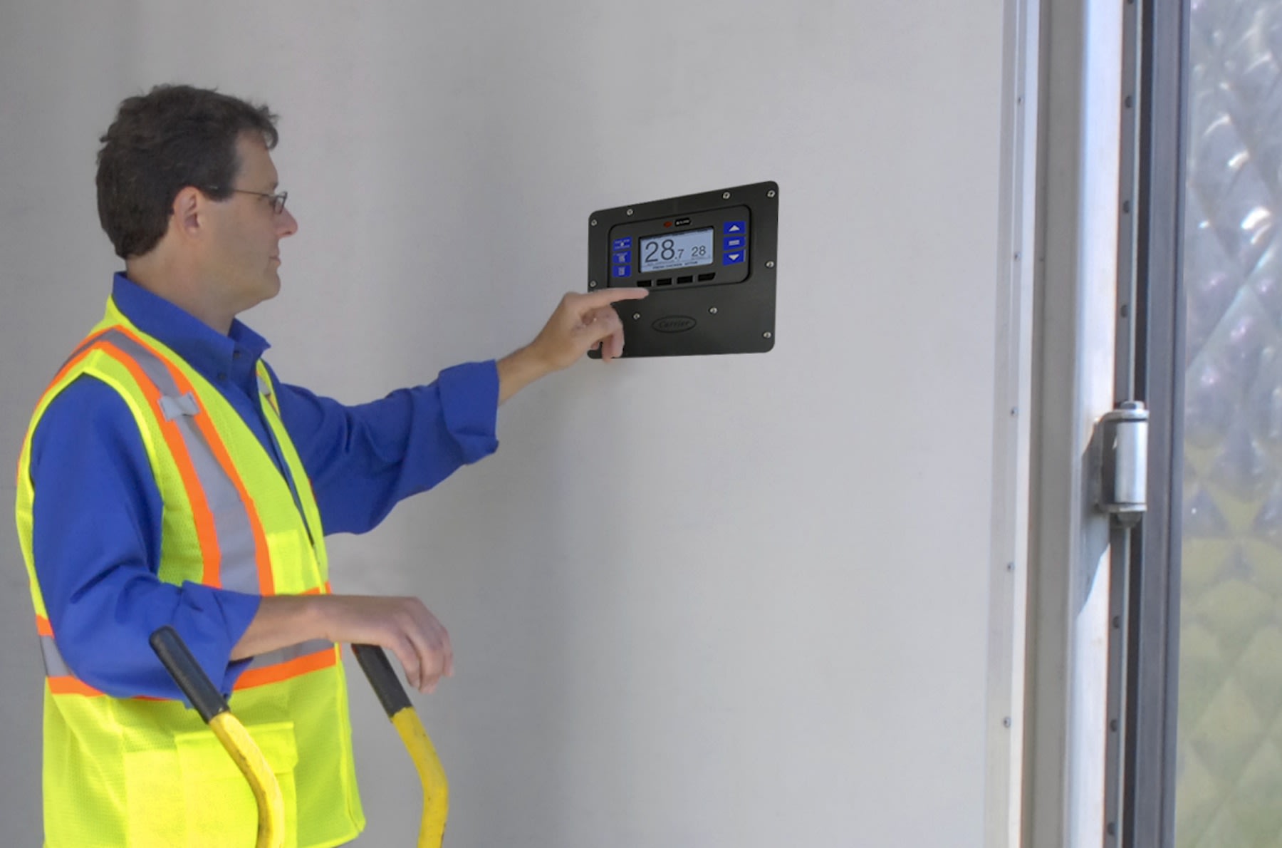 Identec Reefer Controller Remote Panels Enable Easy Access to Reefer Controls | Heavy Duty Trucking