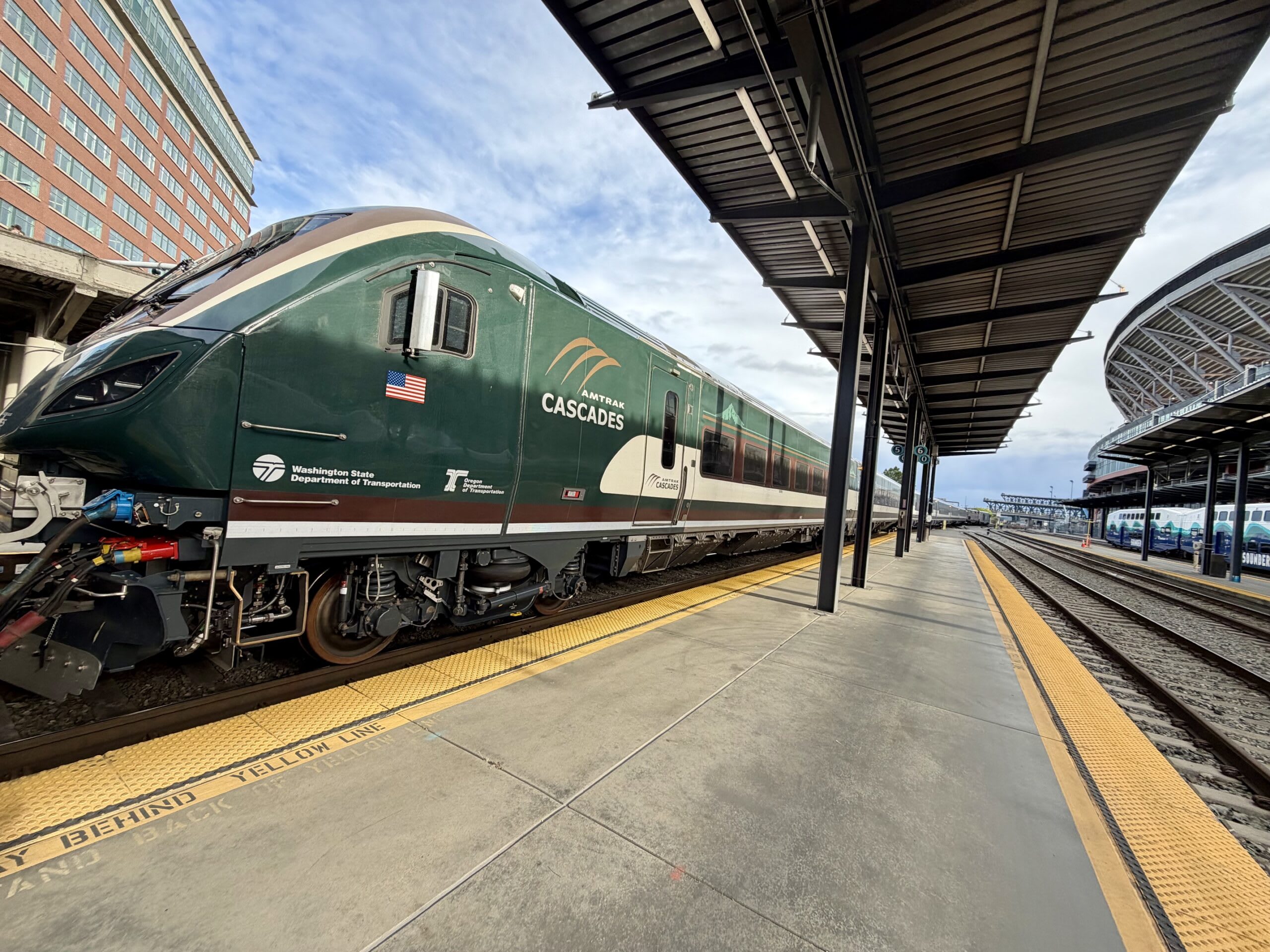 First Amtrak Cascades Airo Trainset Arrives in Pacific Northwest