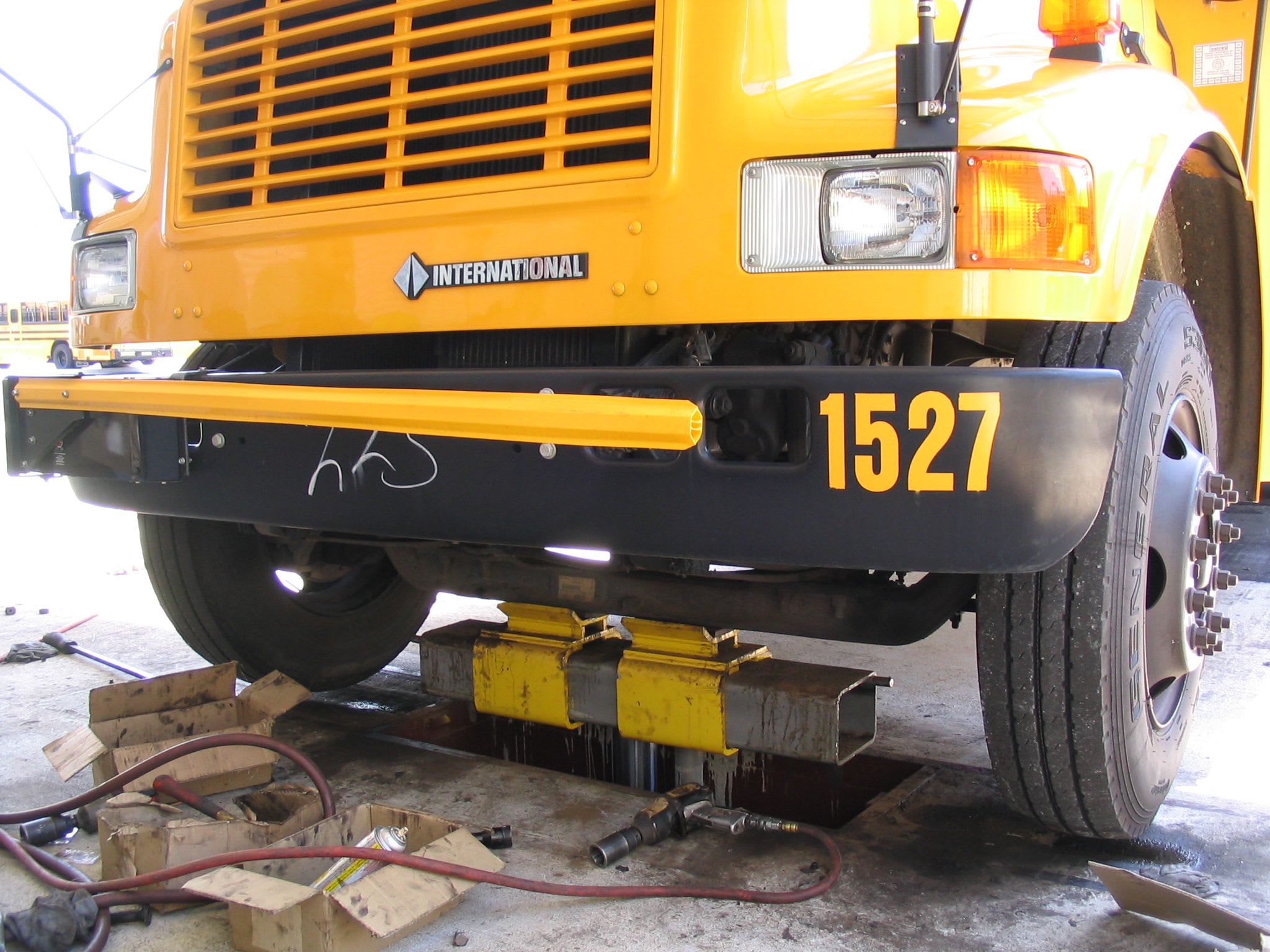 Lift designed for easier, faster wheel removal | School Bus Fleet