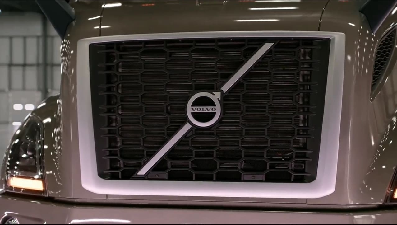 On the Spot: Volvo Trucks VNR Regional Tractor [Video] | Heavy Duty ...